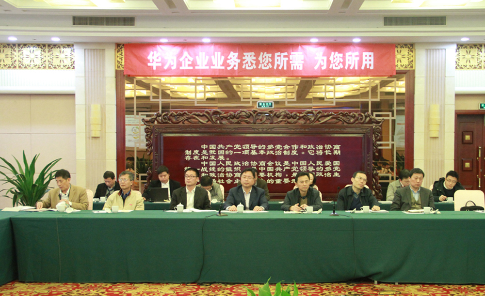 左起:宁波市互联网协会秘书长余国山,宁波市公安局信通处教授级高工钱家麒,宁波市经济和信息化委员会信息化推进处处长戴云博士,主任委员、学会副理事长、宁波IT精英联合健身俱乐部主席、宁波海关技术处高工王安人,学会理事长、宁波市委市政府电子政务办公室主任许跃军,宁波市智慧城市规划标准发展研究院院长、宁波市智慧城市工作领导小组办公室副主任顾德道,宁波市科学技术协会学会部副部长宁冰在会场